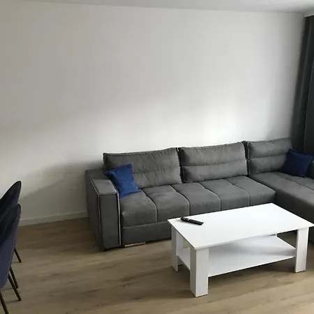 аpartment With Garage Apartman *