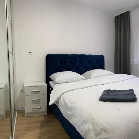 аpartment With Garage Apartman