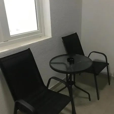аpartment With Garage Apartman *
