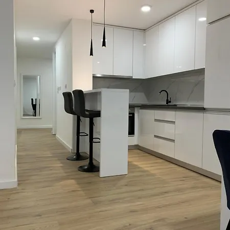 аpartment With Garage Apartman *