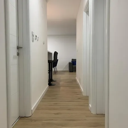 аpartment With Garage Daire Foca