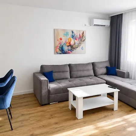 аpartment With Garage Daire